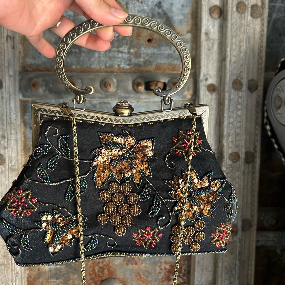 Vintage inspired hand/cross body clutch